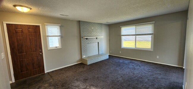 Building Photo - 2 BEDROOM TOWNHOME FOR RENT