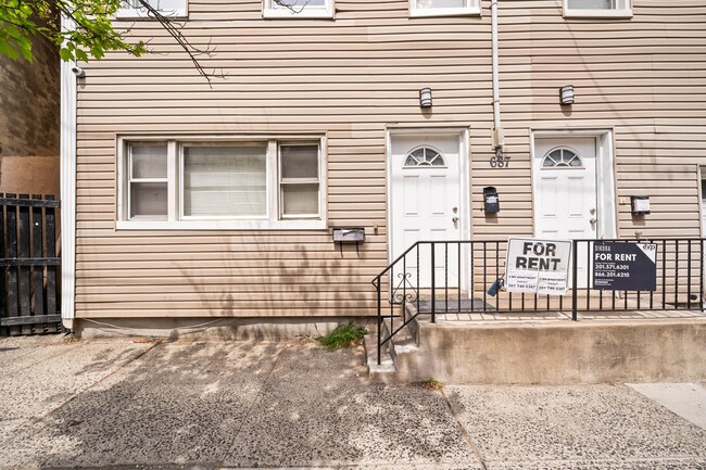Building Photo - 687 Summit Ave