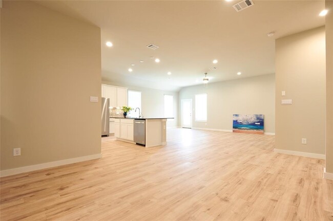 Building Photo - 22827 Castello Lakes Dr