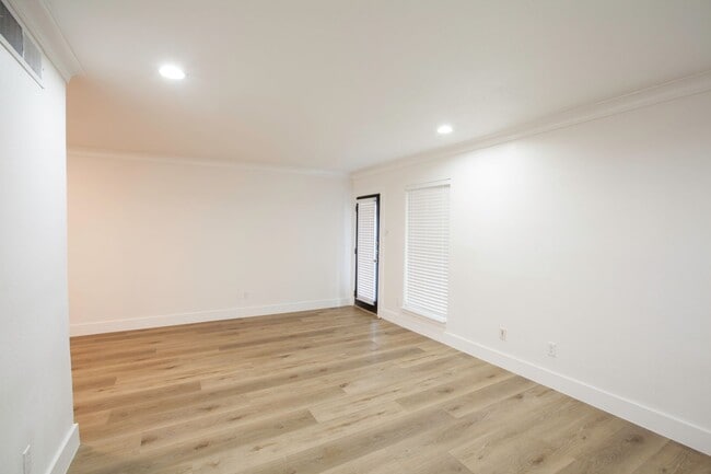 Building Photo - Remodeled Central Dallas Condo