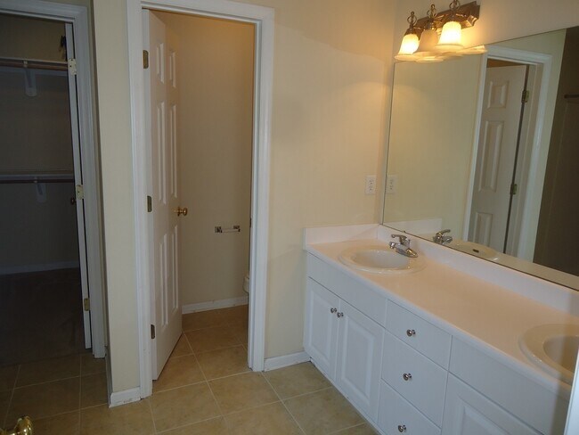 Building Photo - 417 Oakhall Dr