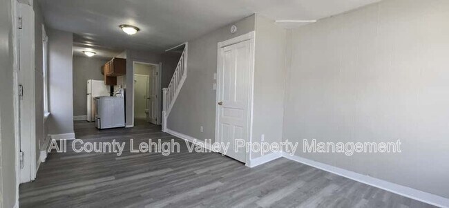 Building Photo - 525 N Plum St