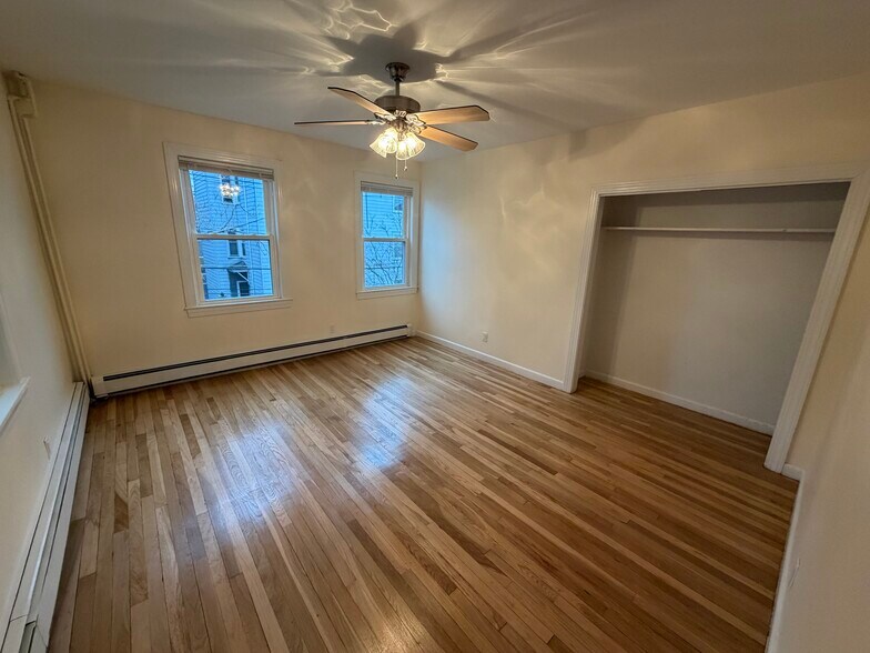 Building Photo - 67 Oak St