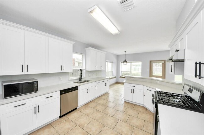 Building Photo - 2030 Winding Hollow Dr