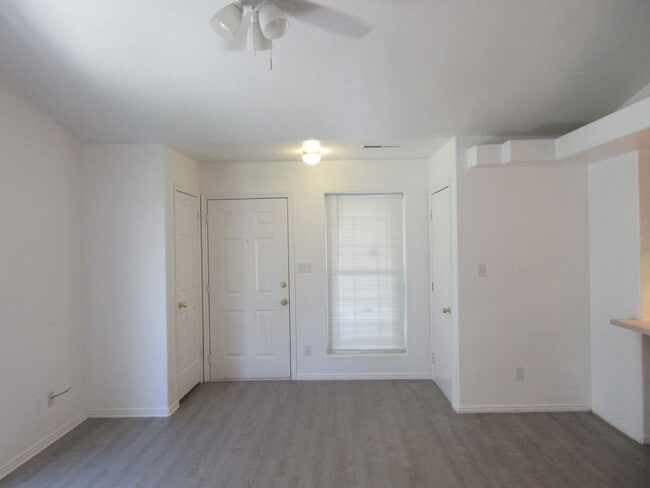 Building Photo - **Move-In Bonus!** 3 bed, 2 bath Twin Home