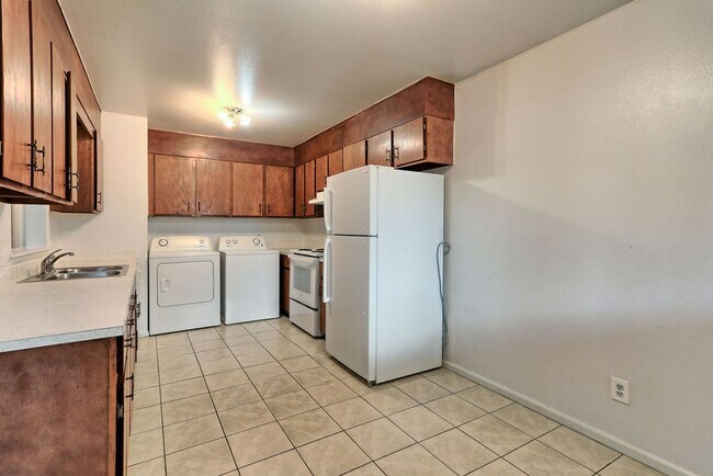 Building Photo - Students Welcome! Great Location!