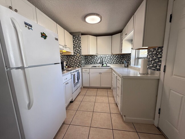 Building Photo - Great Location-3 Bedroom Daytona Beach Home w/Large AMAZING Backyard!