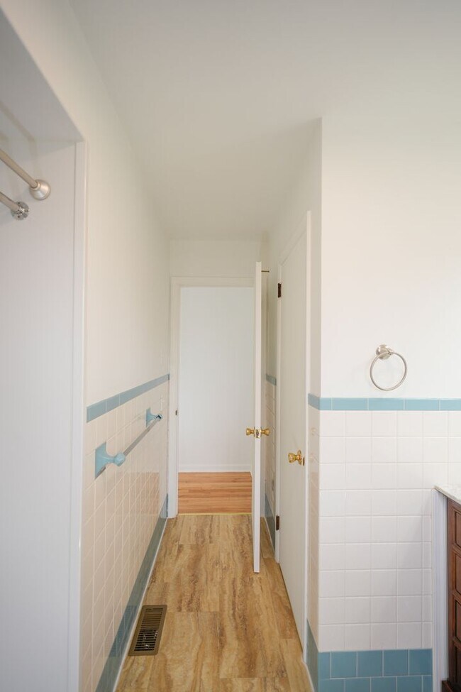 Building Photo - 2305 River Rd