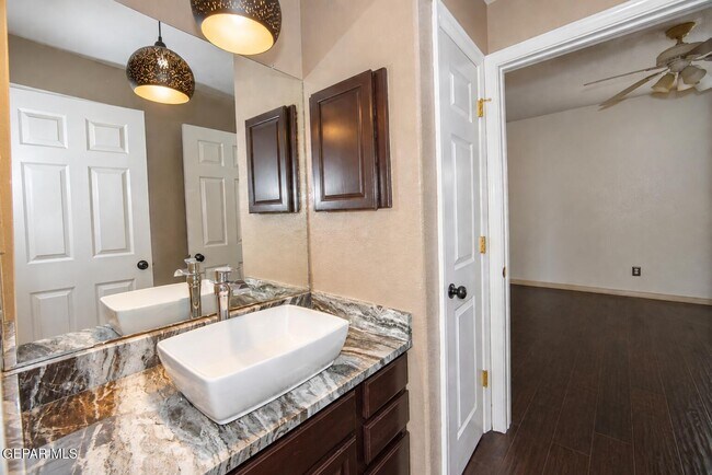 Building Photo - 6520 Grand Ridge Dr