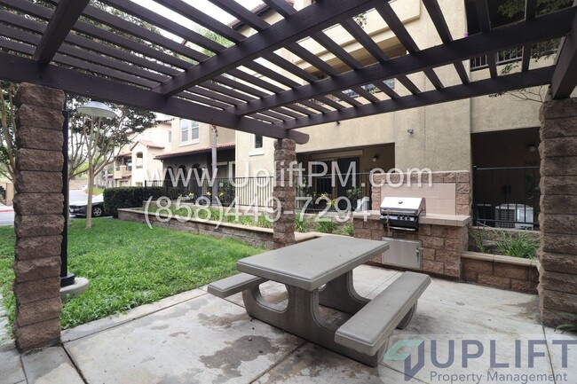 Building Photo - $1000 off 1st months rent  3-Bed Apartment