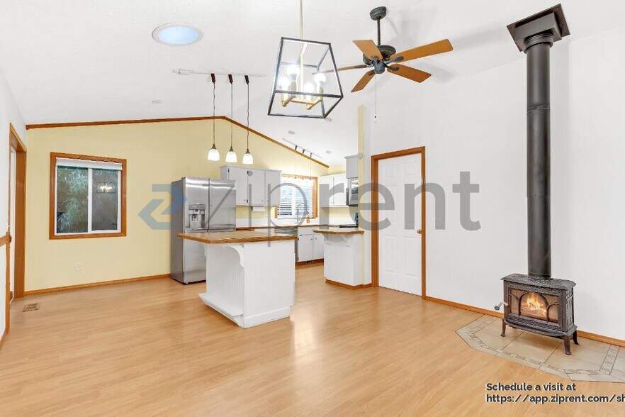 Building Photo - 9380 SW Sagert St