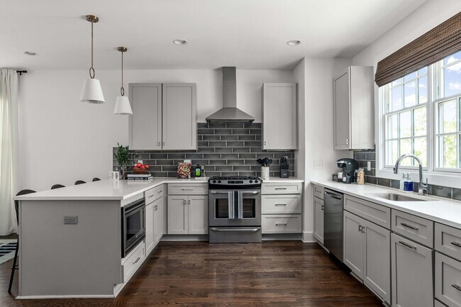 Building Photo - 1015D 12th Ave S