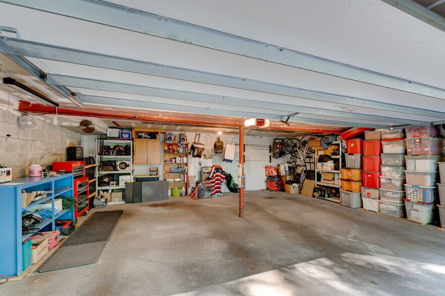 Spacious 2 car garage - 4925 Main St E