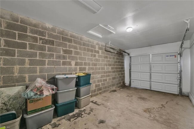 Building Photo - 10 Warwick Cir