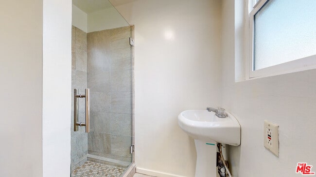 Building Photo - 1436 S Norton Ave