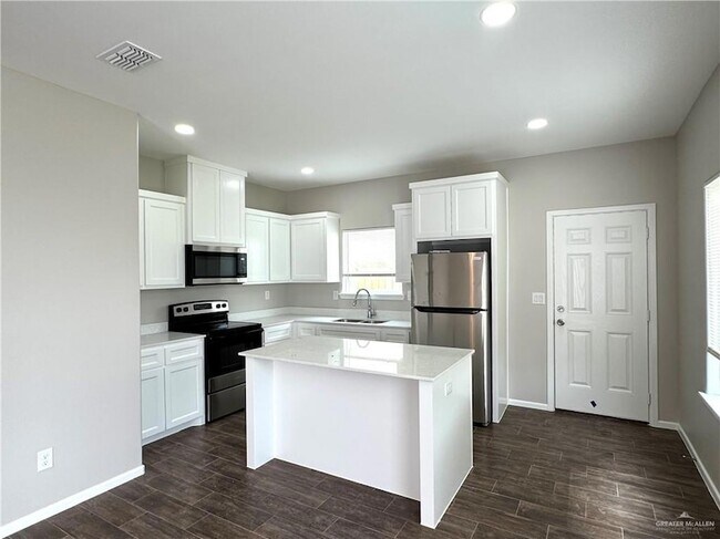 Building Photo - 1612 Canelo Dr