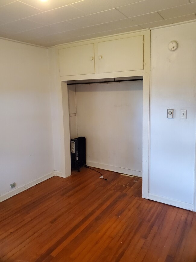 Building Photo - 205 E 31st Ave