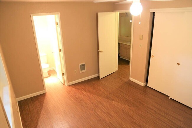 Building Photo - 3 Bed 2 Bath Home with Huge Fenced Yard/ Air Conditioning/ Solar Power