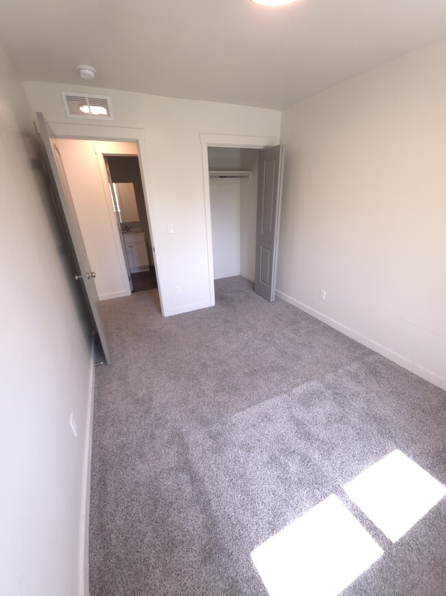 Building Photo - 117 E Ravenna Ln