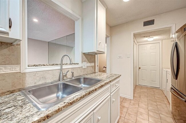 Building Photo - 13922 Hollowgreen Dr