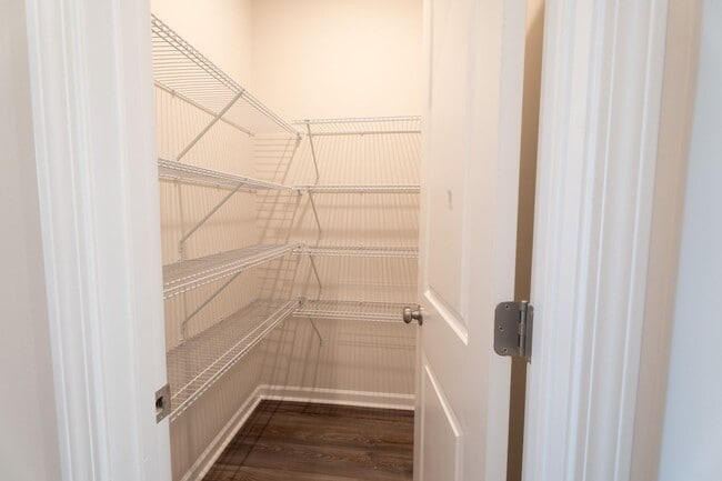 Building Photo - 421 Midland Pnes Dr