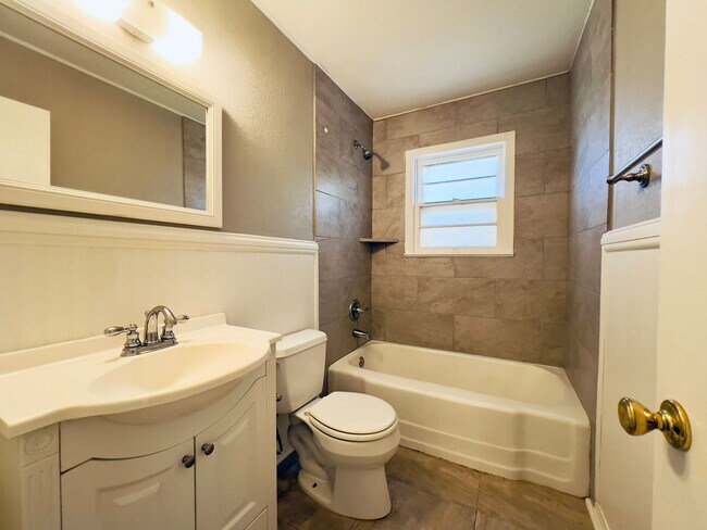 Building Photo - MOVE-IN SPECIAL: Recently Remodeled 3/2/1