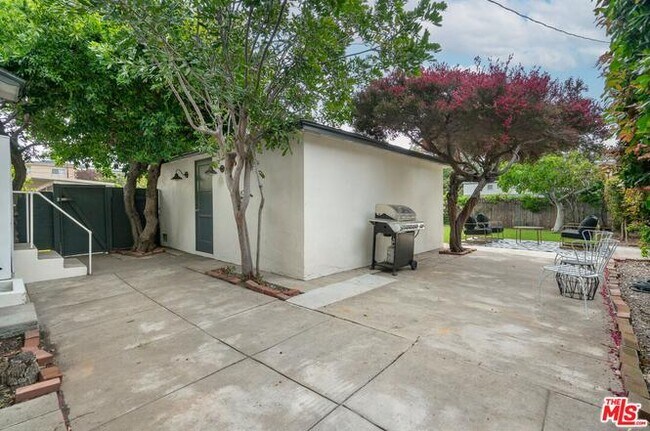 Building Photo - 1302 Yale St