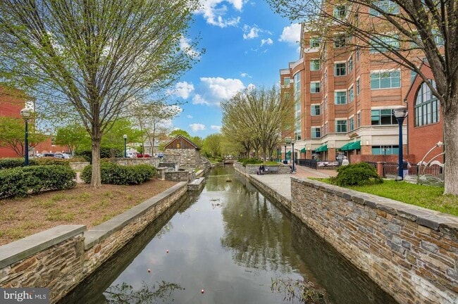 Building Photo - 10 W All Saints St