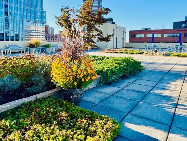 Building Photo - 1 Spring St