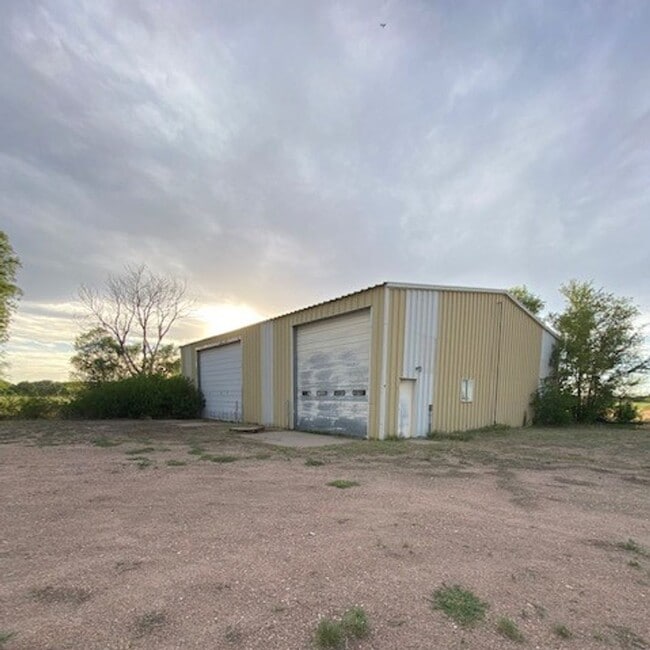 Building Photo - Amazing, Recently Renovated2 Bed 1 Bath Ho...