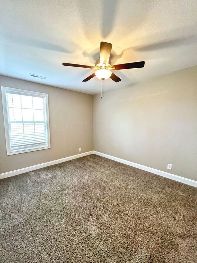 Building Photo - Spacious 3-Bedroom Home in a Prime Locatio...