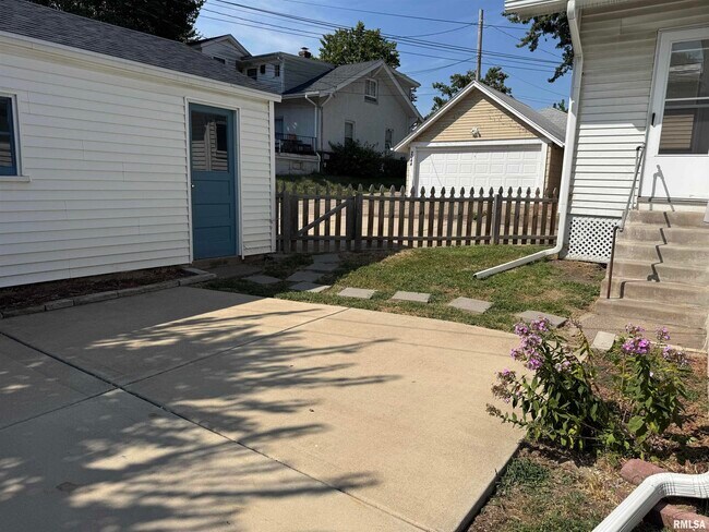 Building Photo - 2040 Tremont Ave