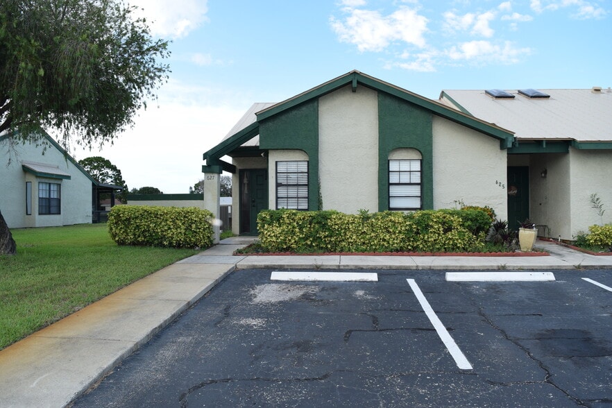 Building Photo - 627 SW Jeanne St