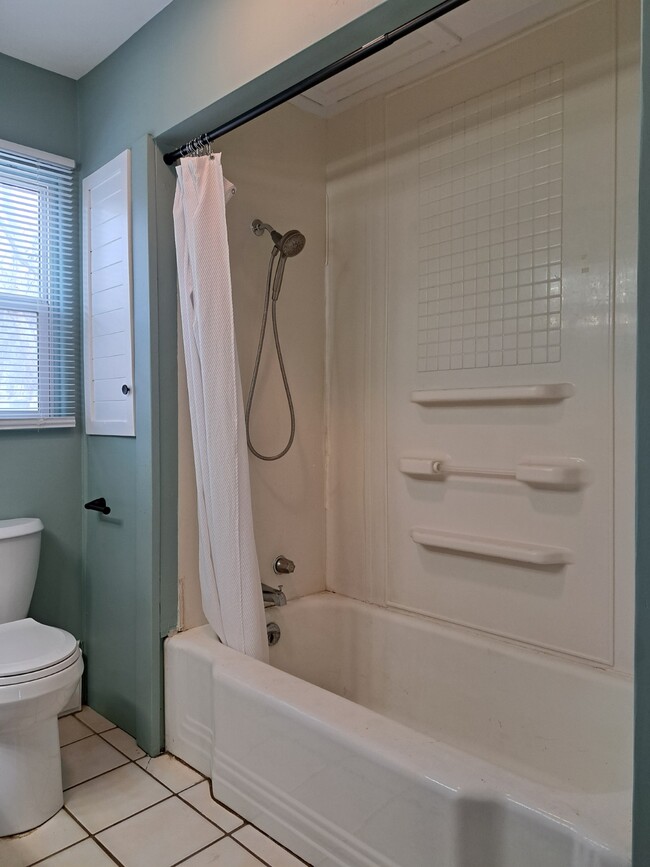 Building Photo - 1029 Yale Ave