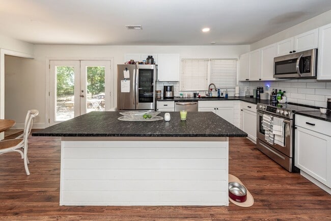 Building Photo - 3 Bedroom 2 Bath Home in West Ashley Plant...