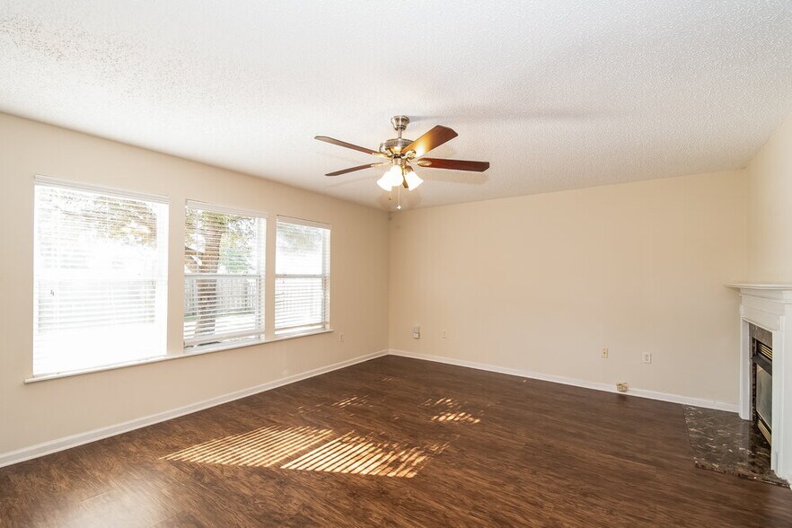 Building Photo - 11558 Brian Lakes Dr N