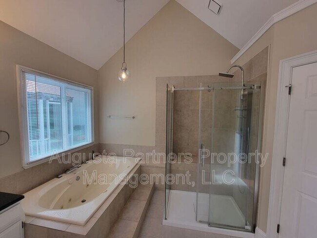 Building Photo - 650 Woodstone Way