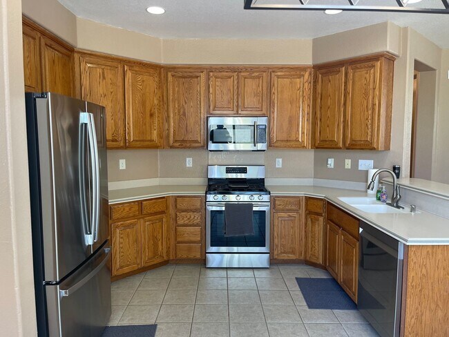 Building Photo - Fresh and Modern 4-Bedroom Home
