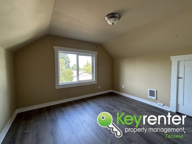 Building Photo - Delightful 3Bed/1.5Bath Craftsman Home