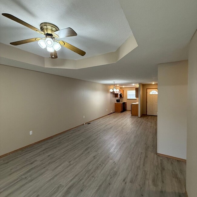 Building Photo - 2 bedroom 2 bath Duplex in Clever Won't la...