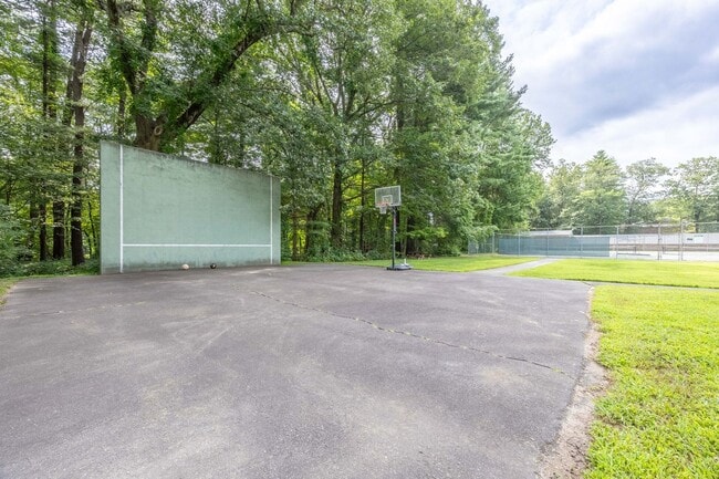 Building Photo - Spacious 2 Bedroom Townhouse in Tunxis Vil...