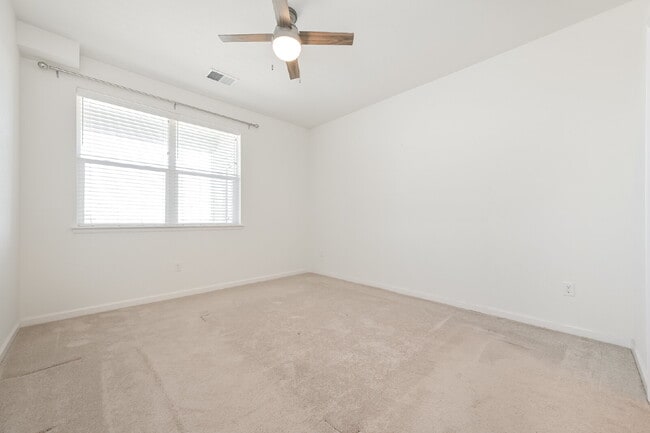 Building Photo - Luxury Top-Floor Condo in Highlands Ranch ...