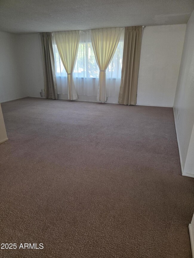 Building Photo - 570 N Villa Nueva Dr