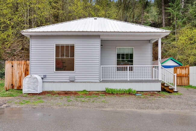 Building Photo - 902 Residence St