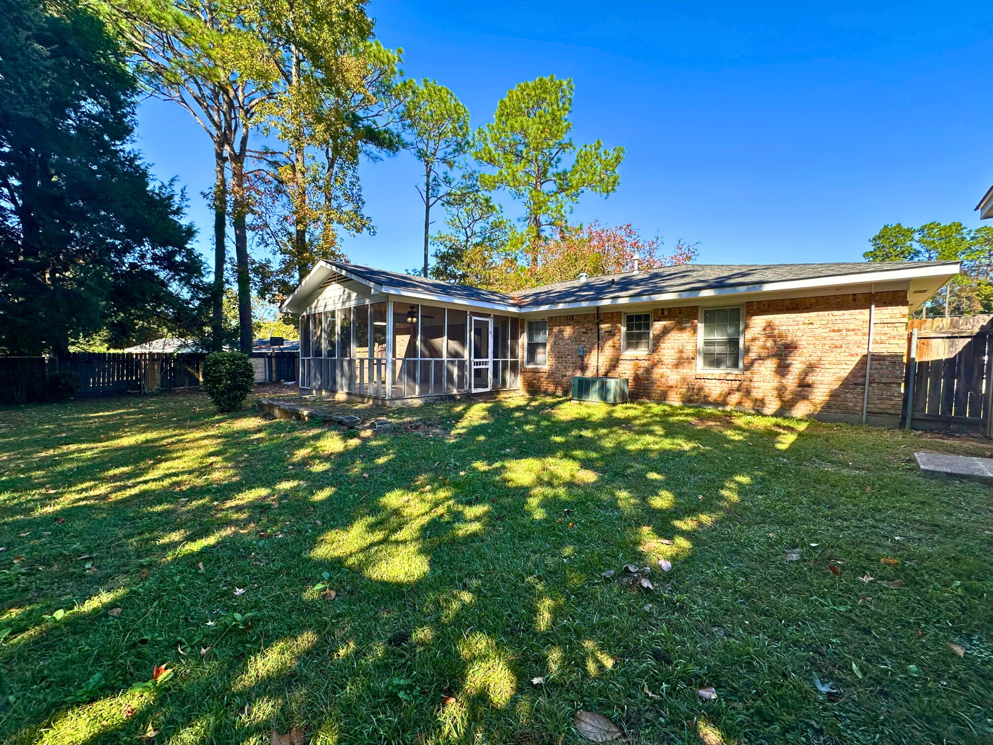 Building Photo - 110 Windsor Dr