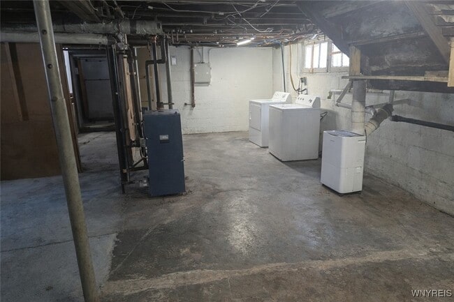 Building Photo - 136 Springville Ave