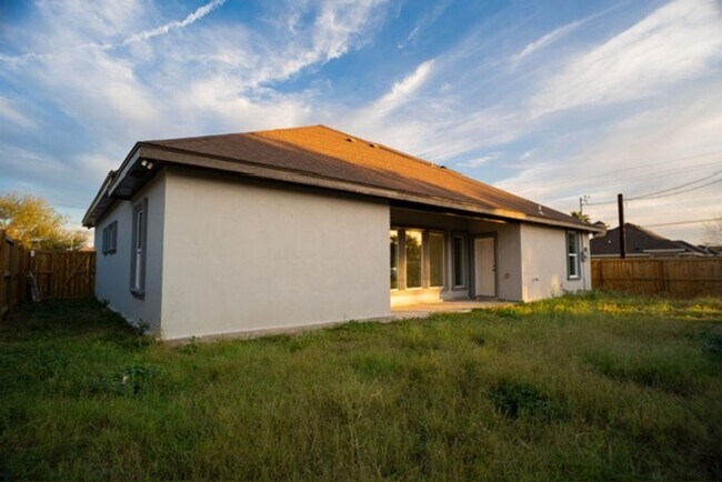 Building Photo - Spacious 4BR House in Mission