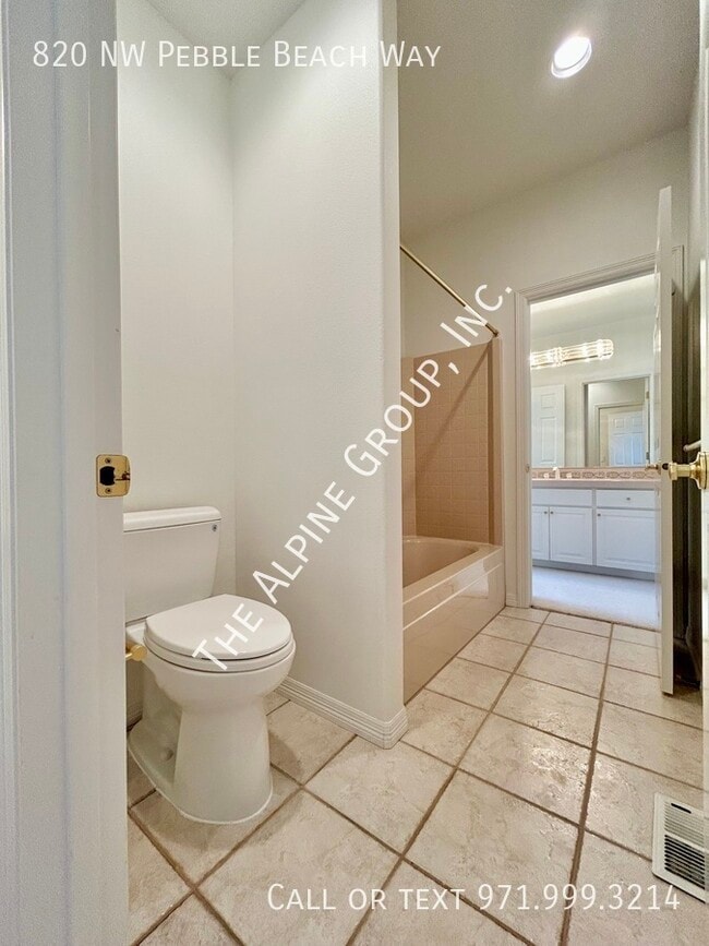 Building Photo - 820 NW Pebble Beach Way