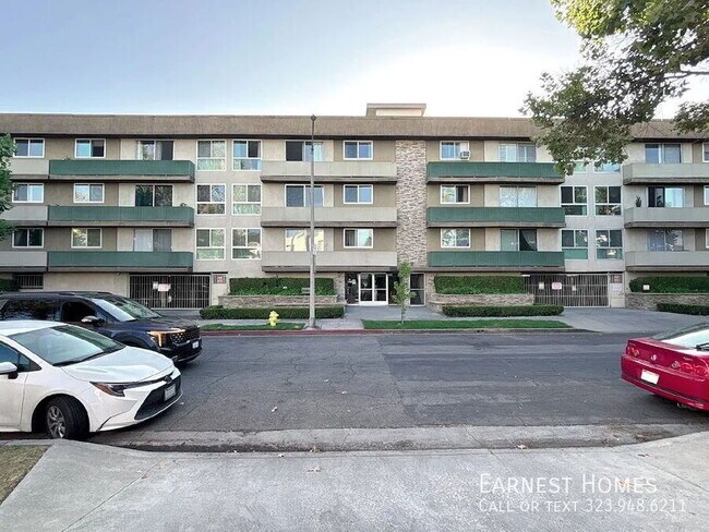 Primary Photo - 525 N Sycamore Ave
