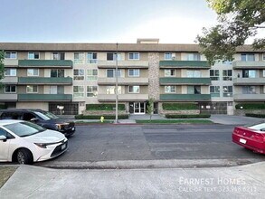 Building Photo - 525 N Sycamore Ave